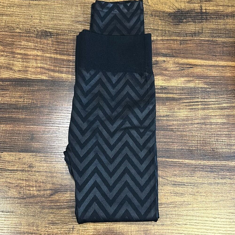 B81 first kick one size fits all leggings, zigzag pattern